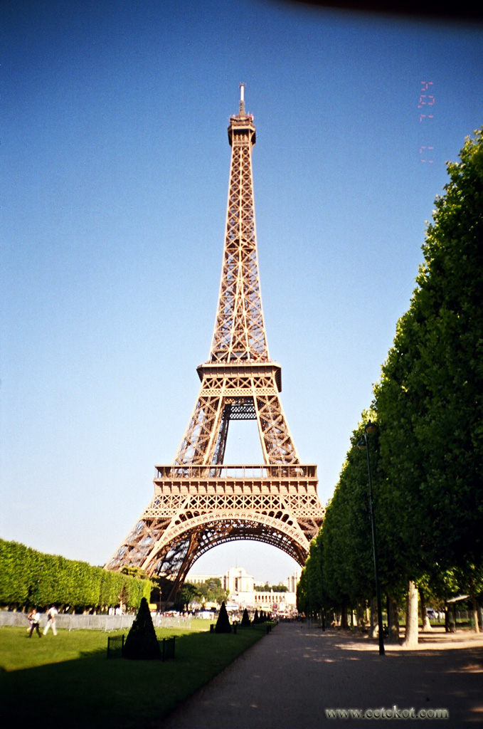 Париж: Эйфелева башня. Толпы у входа пока не видно.