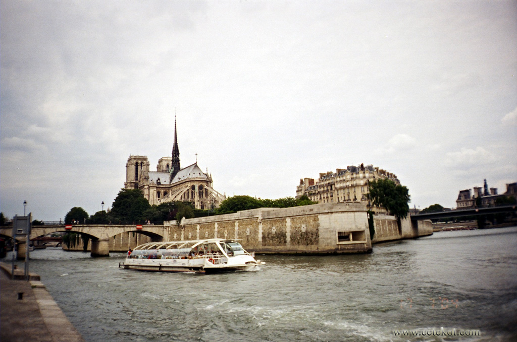 Париж: собор Парижской Богоматери. Вид с набережной.